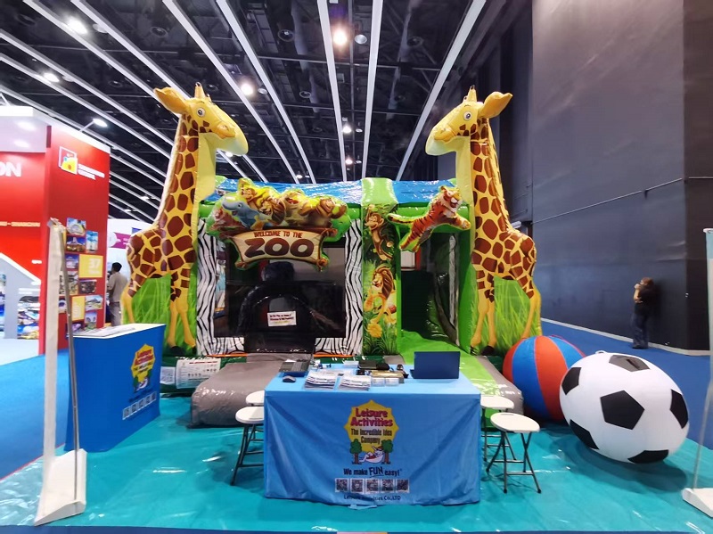 Leisure Activities® aduce grădina zoologică la IAAPA EXPO ASIA cu un castel gonflabil de 4 m de spectacol. Leisure Activities® aduce grădina zoologică la IAAPA EXPO ASIA cu un castel gonflabil de 4 m de spectacol.